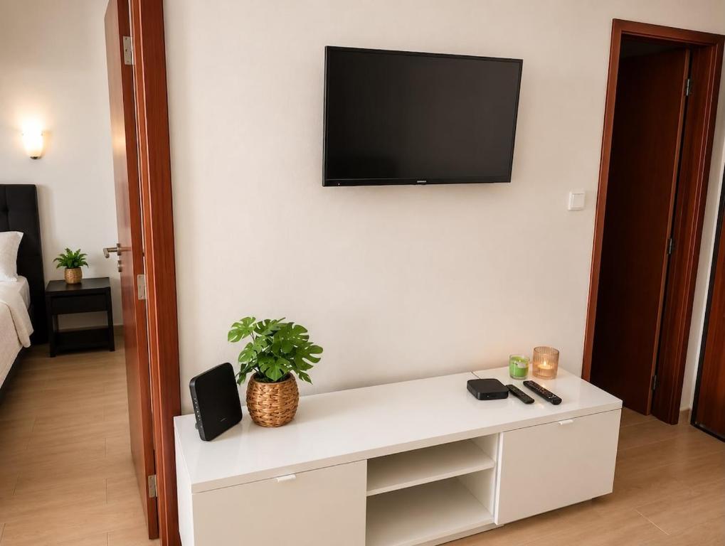 Flat Near The Beach With AC and a Private Balcony