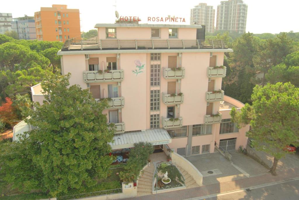 un edificio con un cartel en el costado en Hotel Rosapineta - Adults Only en Lignano Sabbiadoro