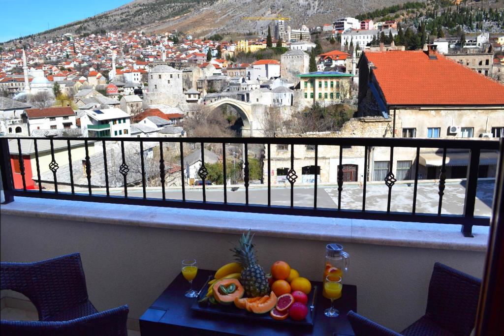 un plato de fruta en una mesa frente a una ventana en Villa For You, en Mostar
