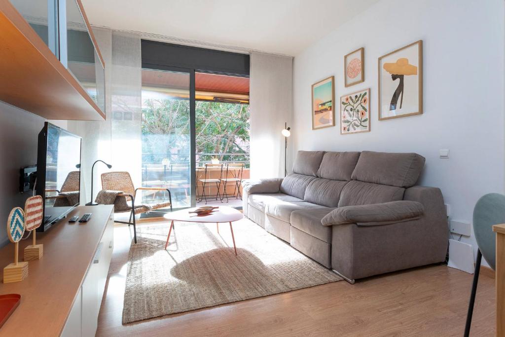 11JOG1036 - Huge bright flat near Train Station