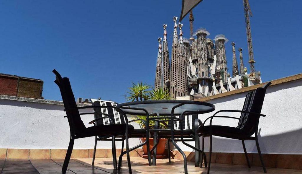 31MAI1043 - Sunny home terrace Sagrada Familia