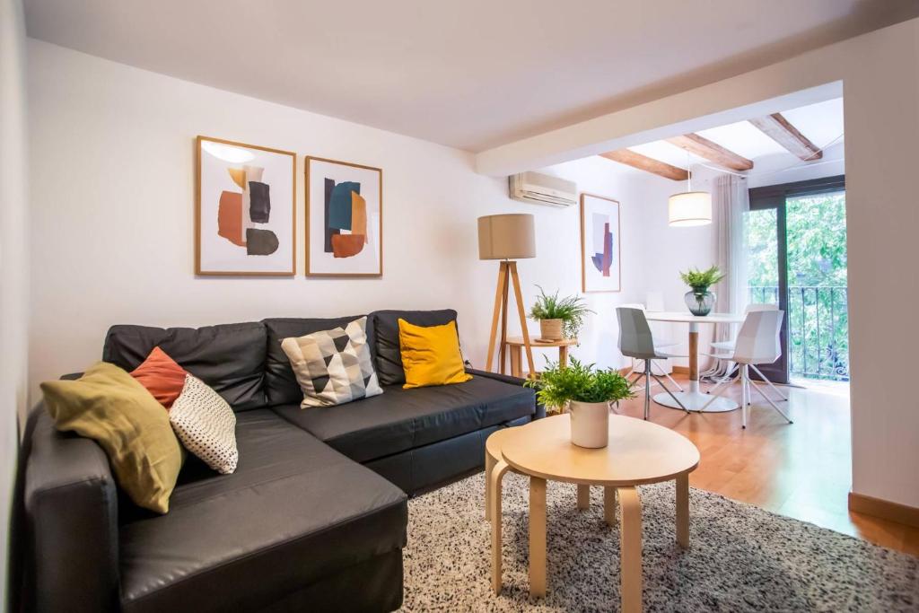 E3val1048 - Newly Decorated Flat closed to center