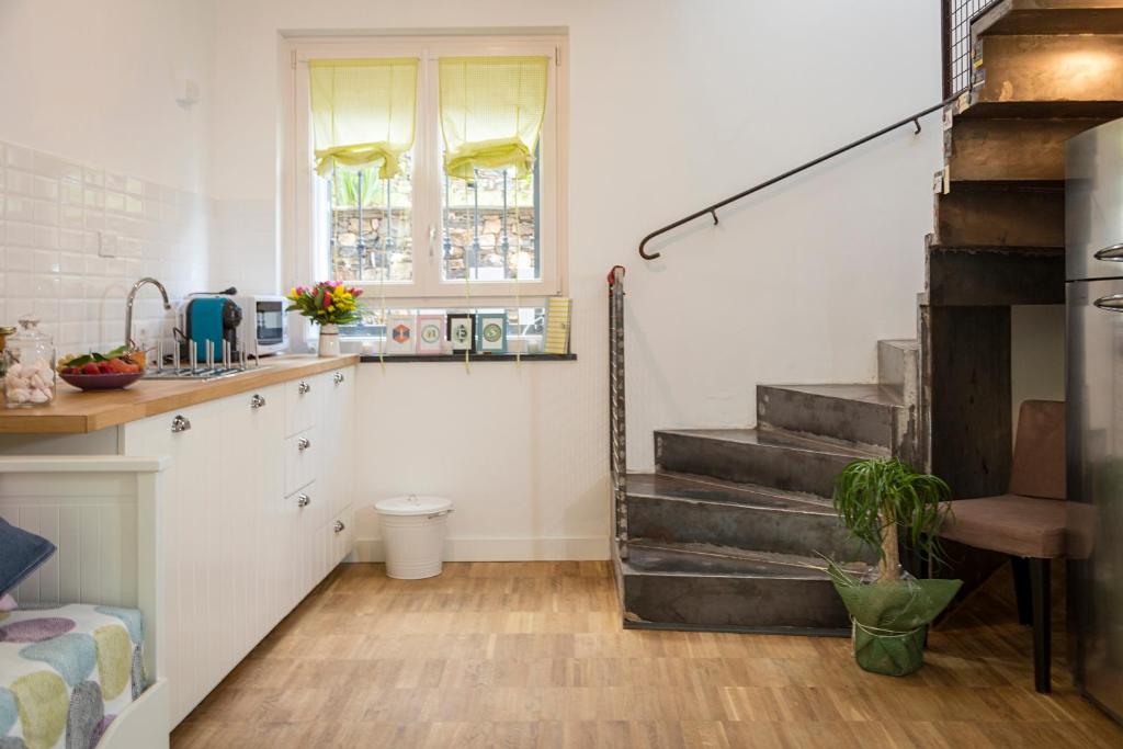 una cocina con escaleras y una cocina con fregadero en B&B VillaRocca da Ines e Perizia, en Sestri Levante