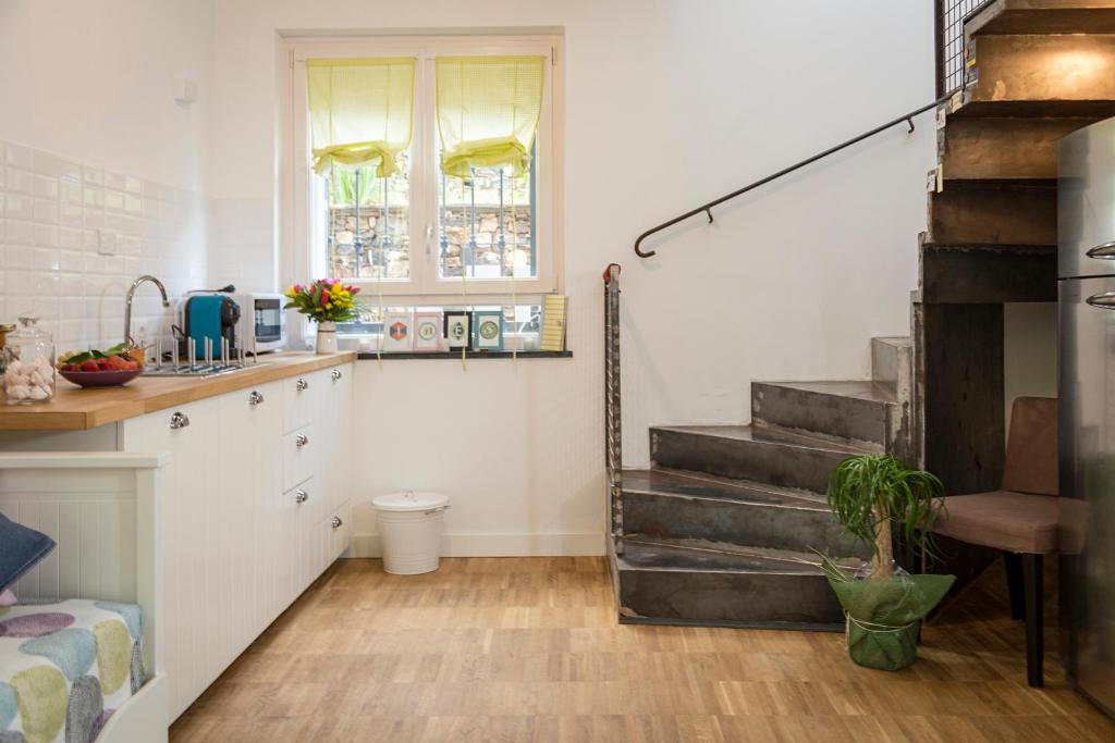 a kitchen with stairs and a kitchen with a sink at B&B VillaRocca da Ines e Perizia in Sestri Levante
