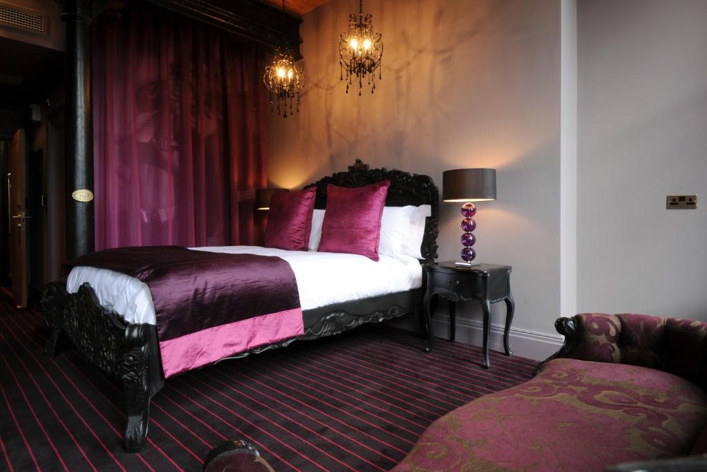 Velvet Hotel - King Room - Party Package (possible Noise From Bar)