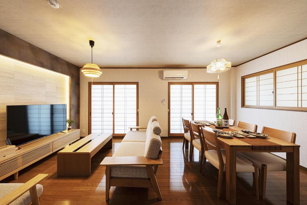 Shirakabanoyado - RYOGETSU, Private family house for 8, with parking, near USJ, Namba, Osaka castle! 白樺の宿 涼月