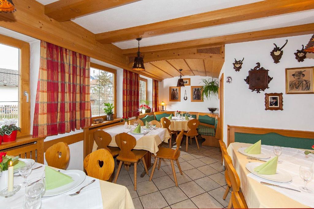 Restaurace v ubytování Frühstückspension Gästehaus Zum weissen Rössl
