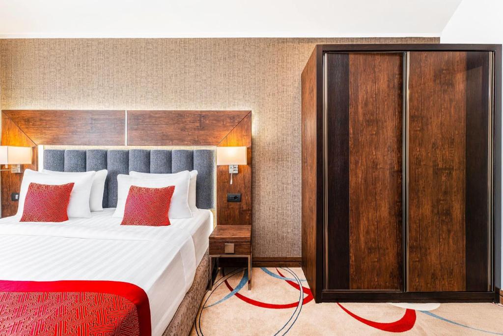 لابی و فضای عمومی Ramada Hotel & Suites by Wyndham Yerevan - تصویر ۵