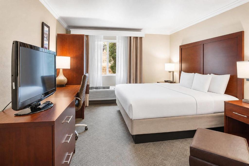 Comfort Inn Columbia Gorge - 