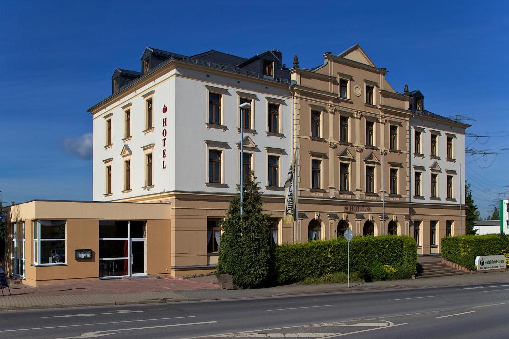 un grand bâtiment blanc sur le côté d'une rue dans l'établissement Hotel Reichskrone, à Heidenau