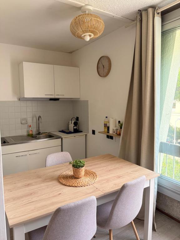 Studio cosy climatise wifi et parking prive proche plage