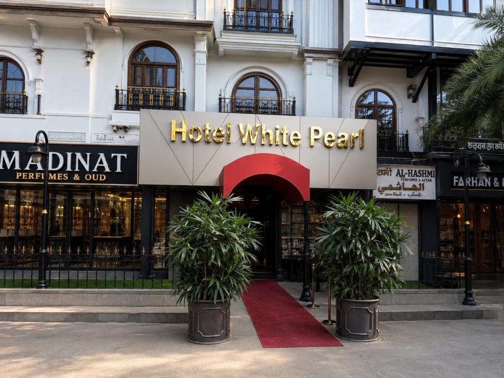 Hotel White Pearl - Colaba Mumbai در بمبئی