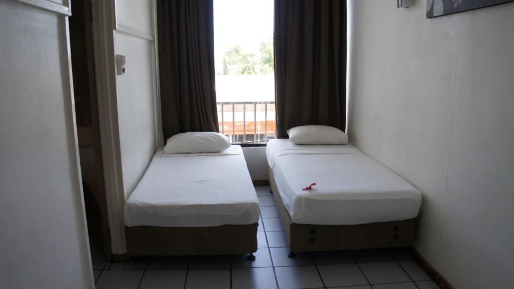 Postel nebo postele na pokoji v ubytování Nadi Downtown Hotel