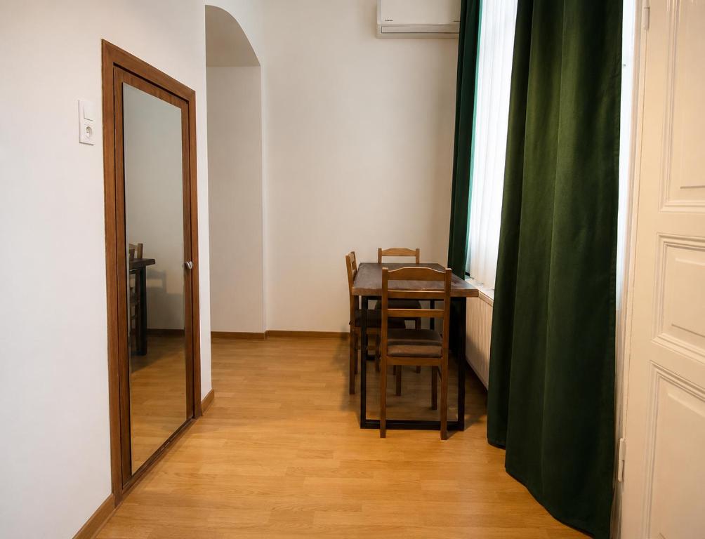 لابی و فضای عمومی Apartment at Rustaveli avenue, near opera - تصویر ۵