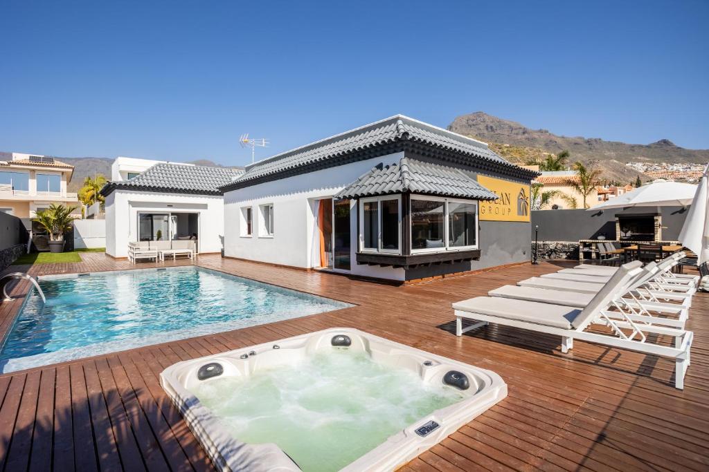 Villa Diana- Jacuzzi, Heated Pool & BBQ