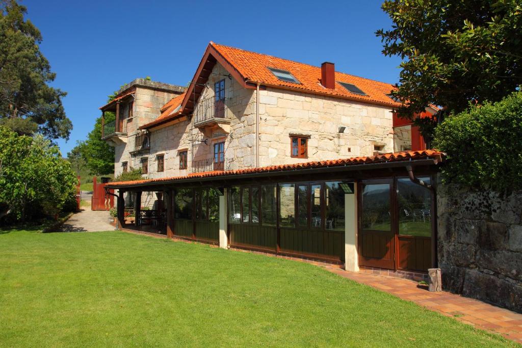 a large house with a large building with windows at Rectoral de Fofe in Fofe