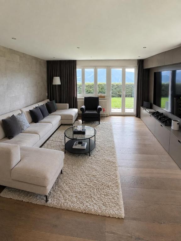 Elegant Apartment with Mountain Views