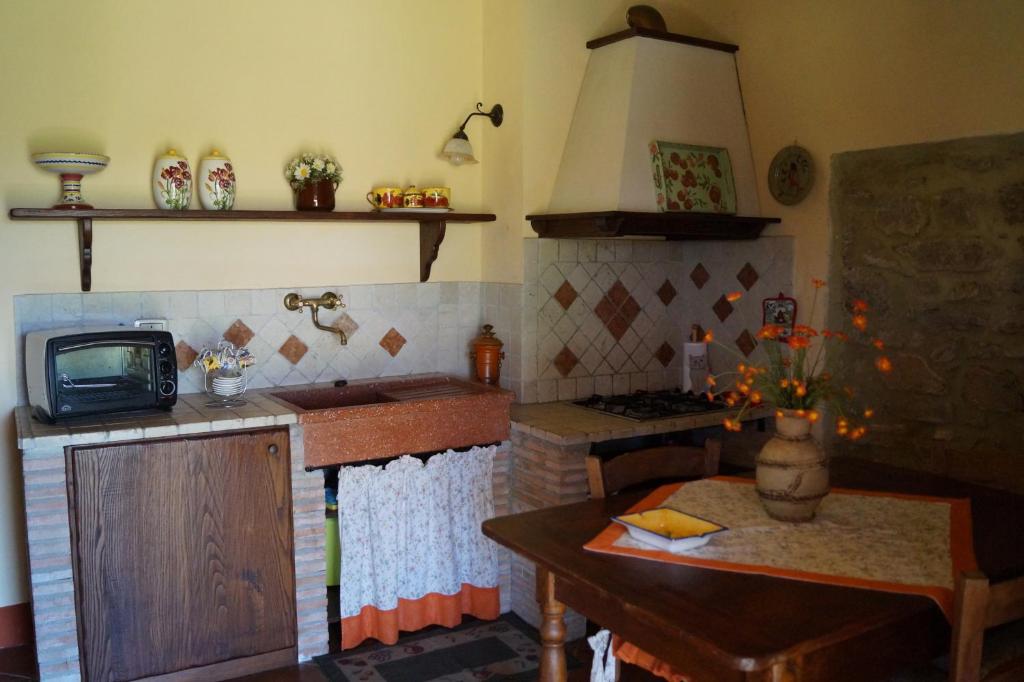 A kitchen or kitchenette at Agriturismo Bonzalone