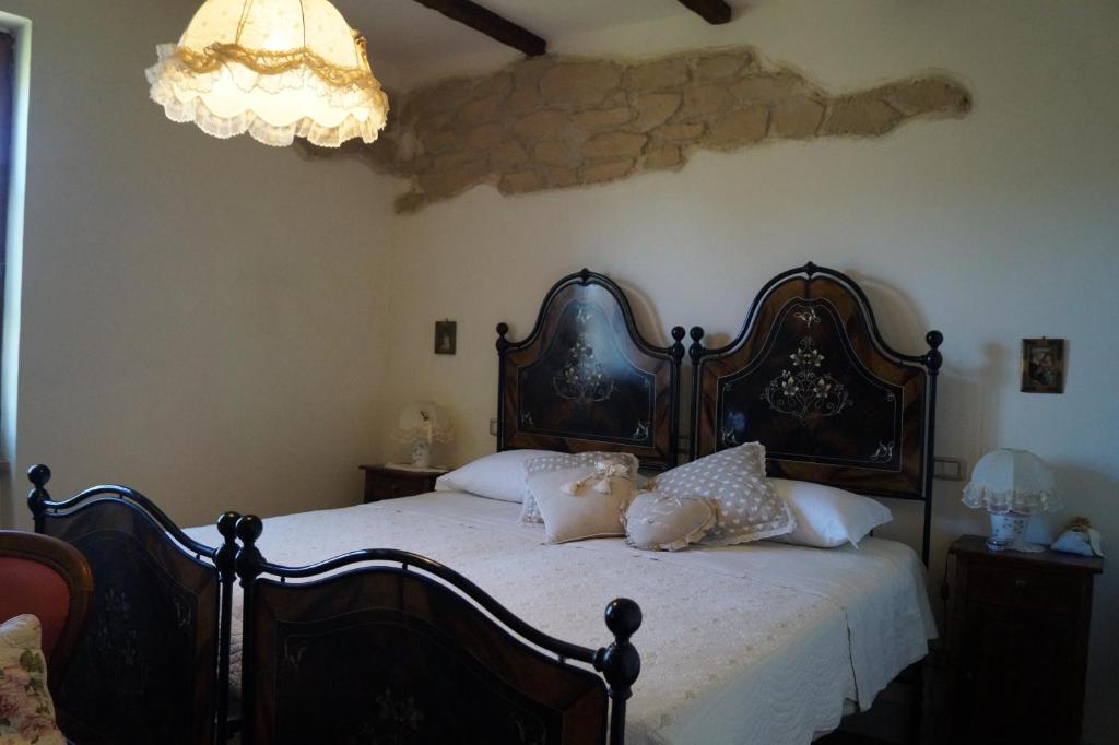A bed or beds in a room at Agriturismo Bonzalone