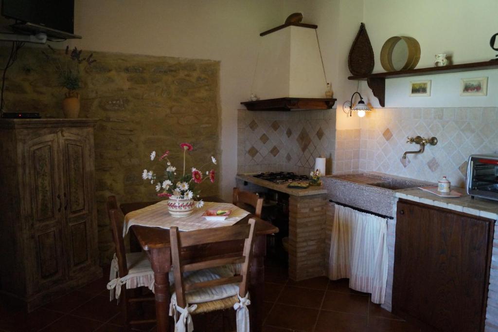 A kitchen or kitchenette at Agriturismo Bonzalone