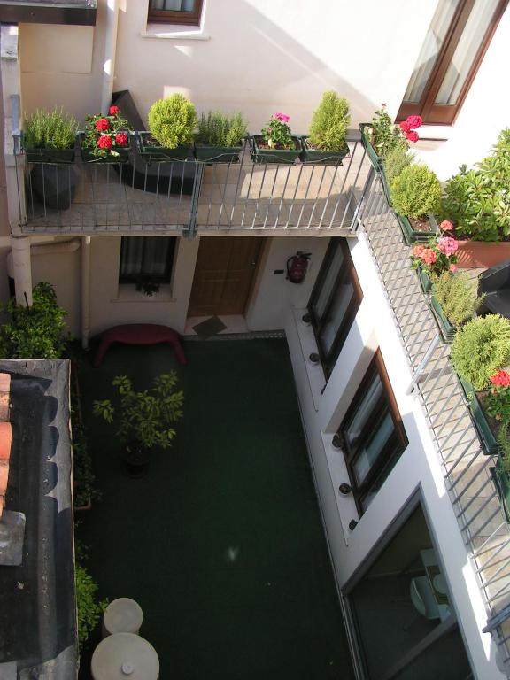 Um jardim no exterior de Albergo Verdi