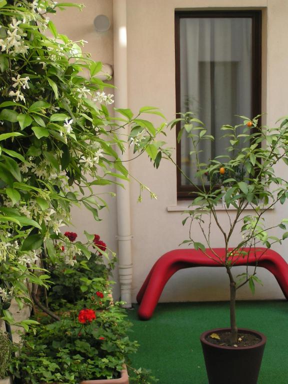 Um jardim no exterior de Albergo Verdi