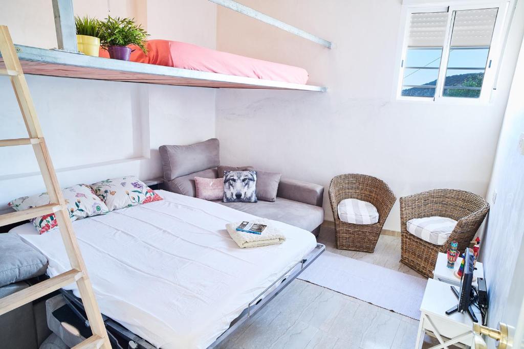 sypialnia z łóżkiem piętrowym i kanapą w obiekcie Isla w mieście Puerto de Mazarrón
