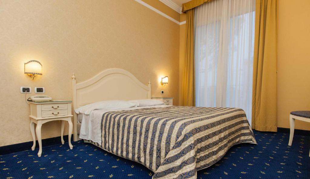 Postel nebo postele na pokoji v ubytování Hotel Terme Helvetia