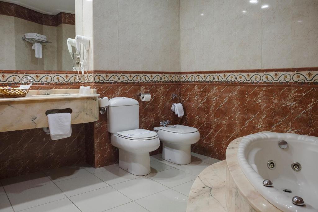 Hotel Restaurante Emilio - Jacuzzi privado en la habitación en Hellín