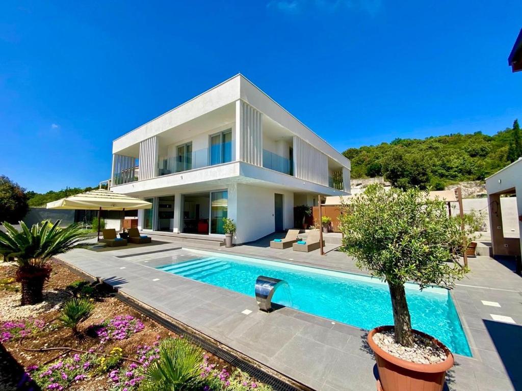 NEW! Villa With Heated Pool in Cavtat