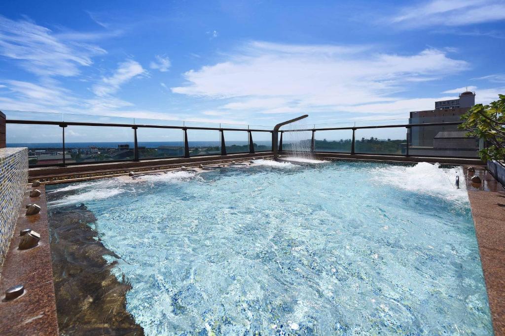 Bazén v ubytování Fullon Hotel Hualien nebo v jeho okolí