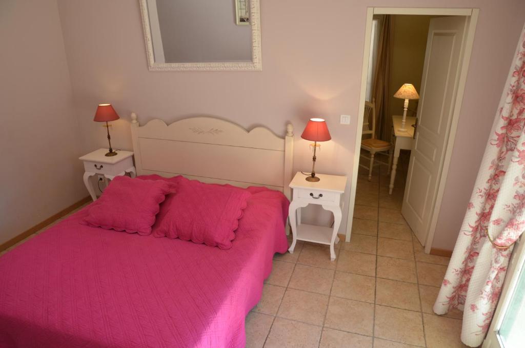 Postel nebo postele na pokoji v ubytování Hotel Restaurant Le Clos De Pradines