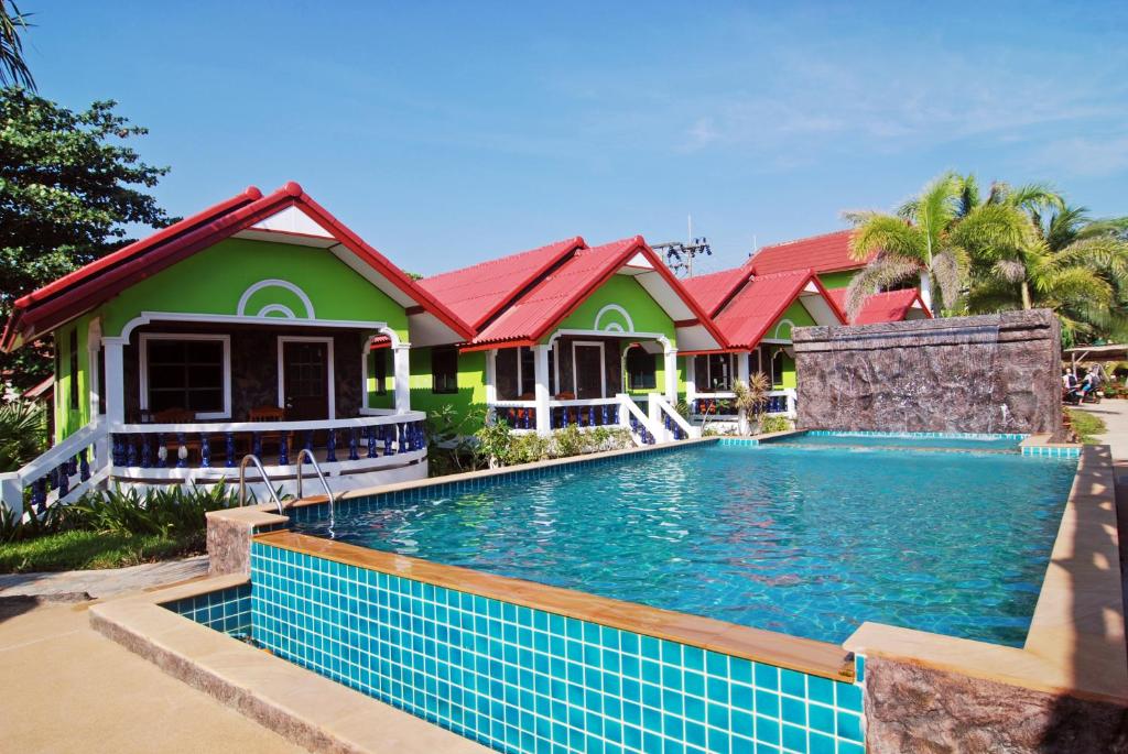 Bazén v ubytování Nature Beach Resort, Koh Lanta nebo v jeho okolí