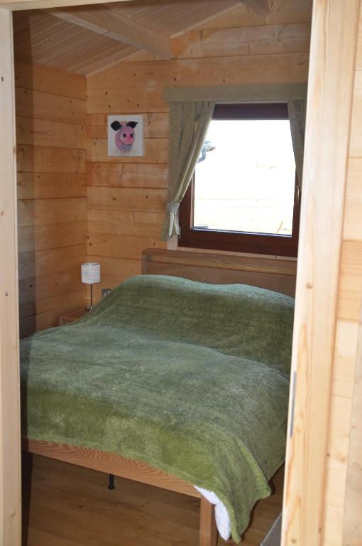 Postel nebo postele na pokoji v ubytování Northwick Farm Lodges