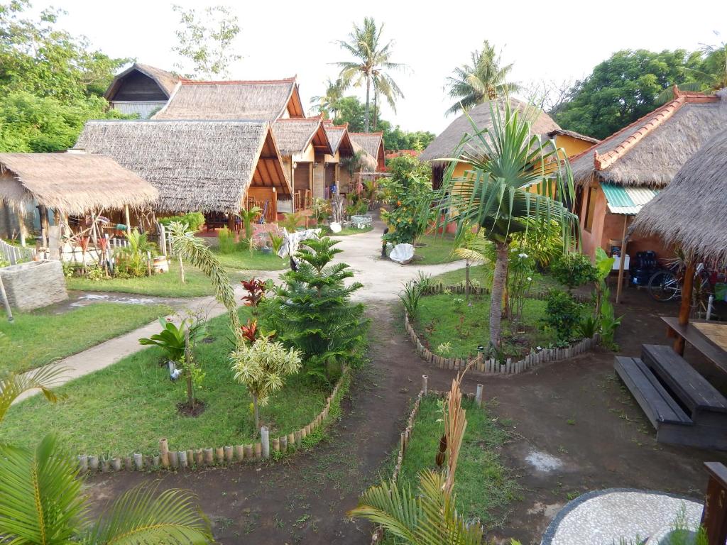 una vista aérea de un jardín con casas y árboles en Kampung Meno Bungalows, en Gili Meno