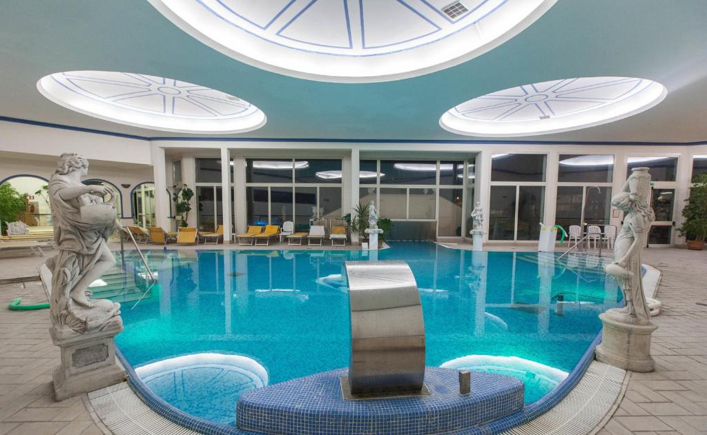 Bazén v ubytování Hotel Terme Helvetia nebo v jeho okolí