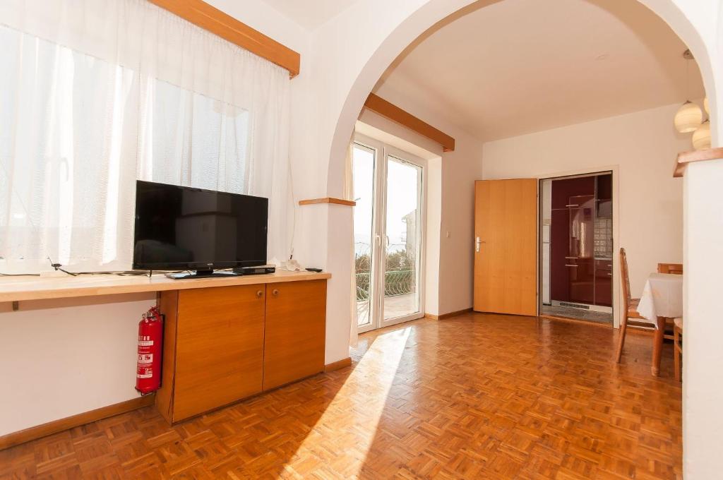 Televízia a/alebo spoločenská miestnosť v ubytovaní Holiday Home Villa Marin