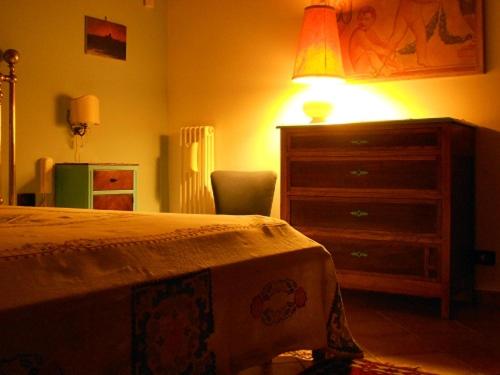 1 dormitorio con 1 cama, vestidor y lámpara en Sicilianhouse, en Paceco