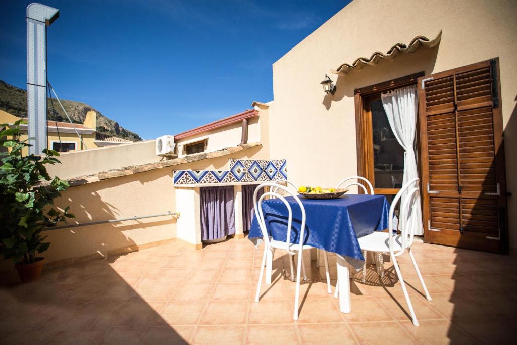 a blue table and chairs on a patio at Appartamento Le Terrazze in Castellammare del Golfo