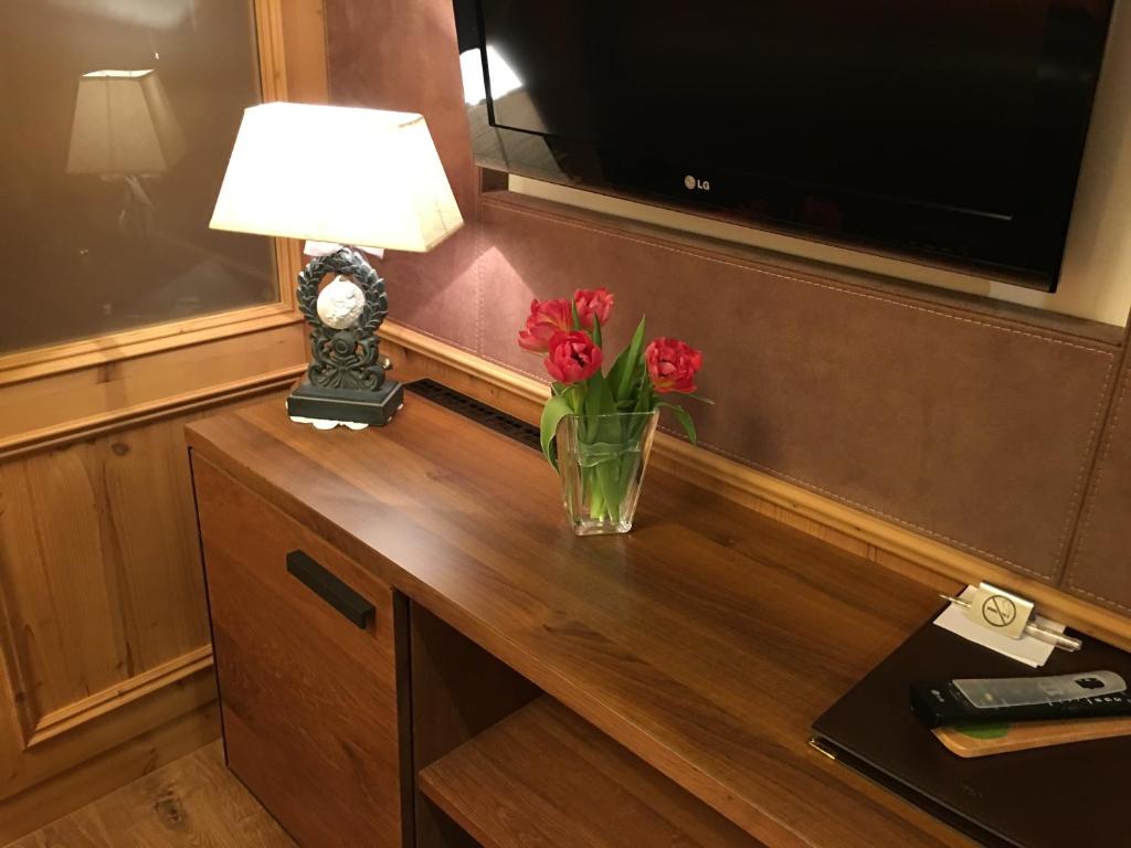 TV a/nebo společenská místnost v ubytování Alpin Hotel Garni Eder - Private Living
