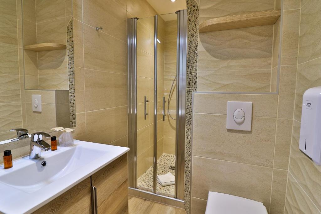 Koupelna v ubytování Hôtel Provençal