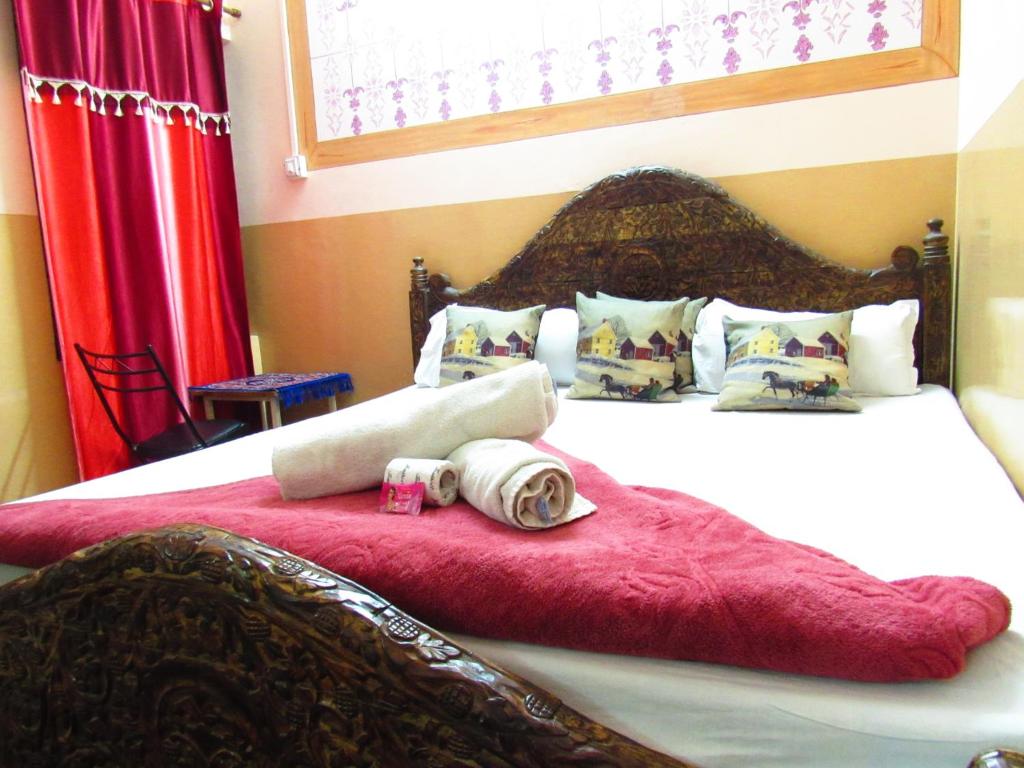 Giường trong phòng chung tại Guest House Jamna Vilas