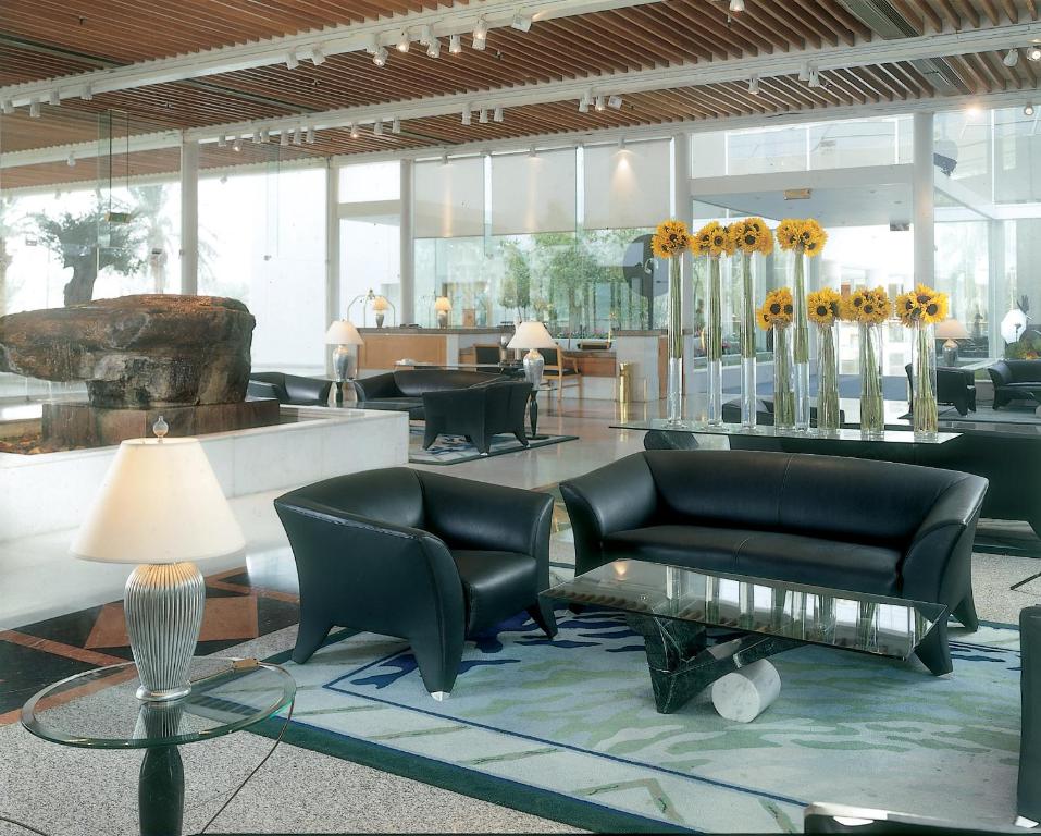 Ein Sitzbereich in der Unterkunft Royal Beach Eilat by Isrotel Exclusive