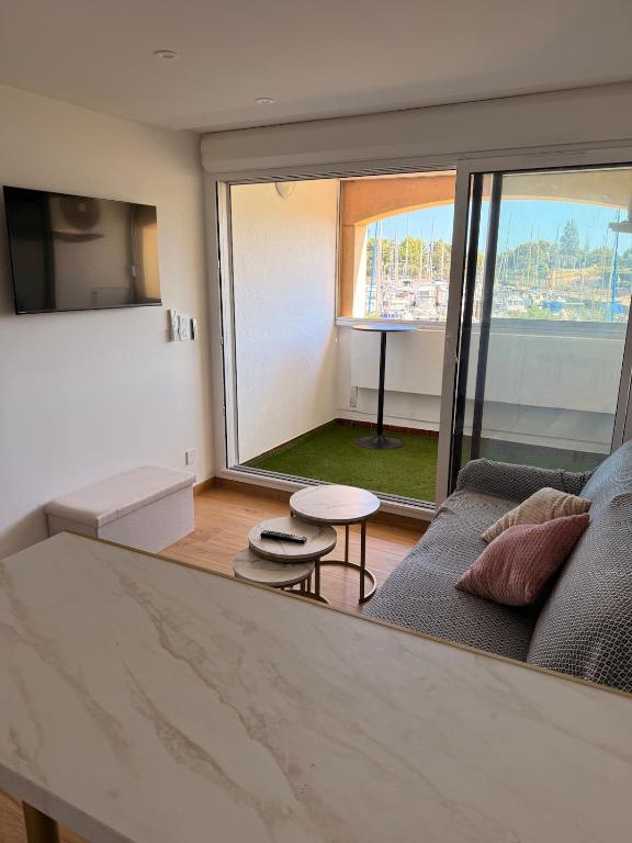 Bel appartement rénové - vue sur le port du Cap d'Agde