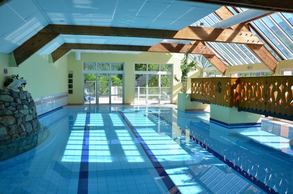 Der Swimmingpool an oder in der Nähe von Hôtel Le Picors