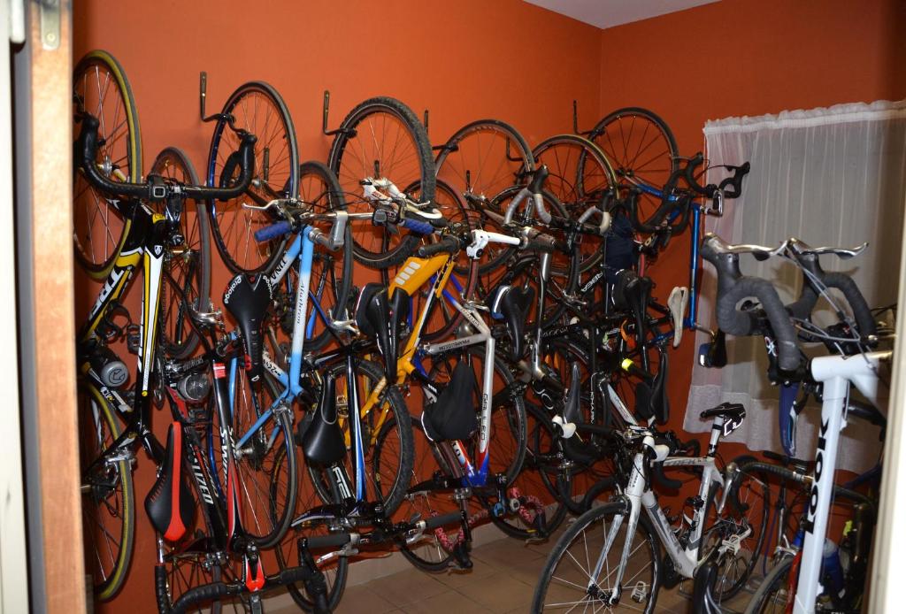 Radfahren an der Unterkunft Hôtel Le Picors oder in der Nähe
