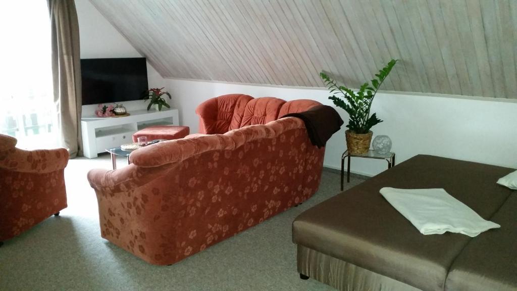 ein Wohnzimmer mit einem Sofa und einem Tisch in der Unterkunft Wald&Wiesengeflüster Zechlinerhütte in Rheinsberg