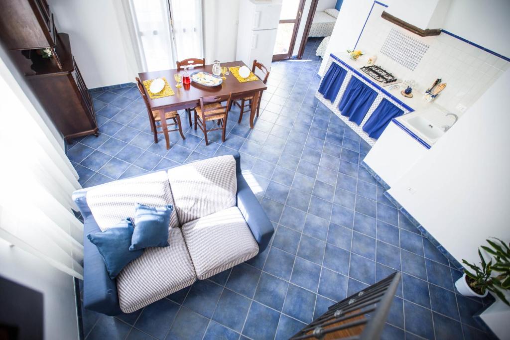 vista sul soffitto di un soggiorno con divano e tavolo di Appartamento La Marina a Castellammare del Golfo