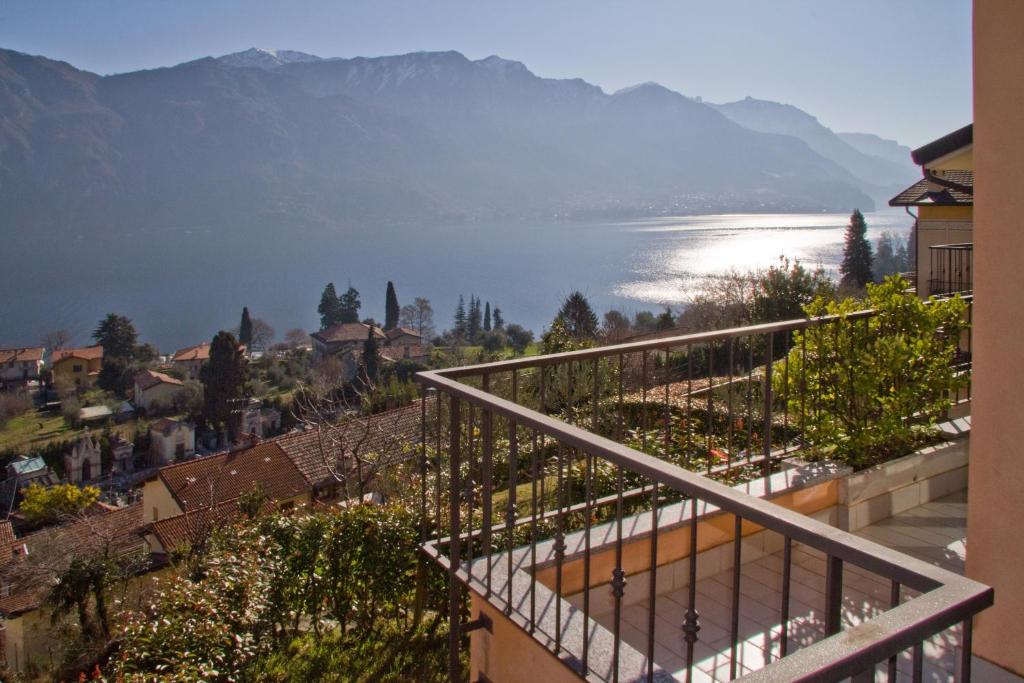 uma varanda com vista para um lago e para as montanhas em Vistaureggio em Bellagio
