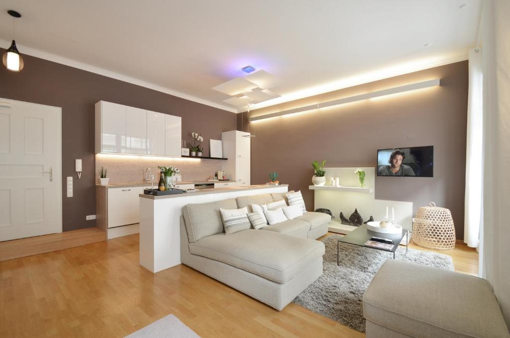 sala de estar con sofá y cocina en Asante-Design-Apartment Deluxe - very central, en Múnich